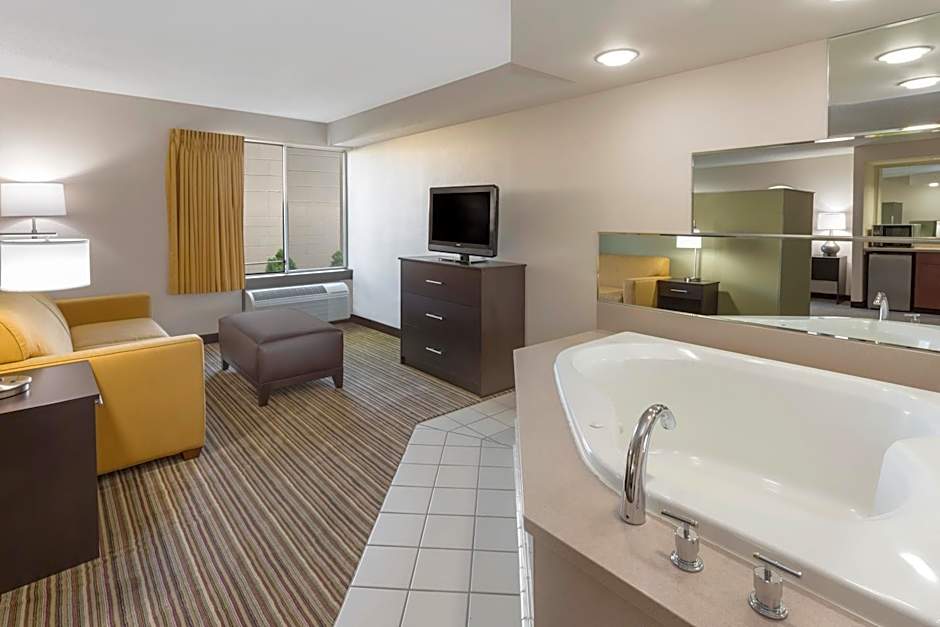 Super 8 by Wyndham Madison South