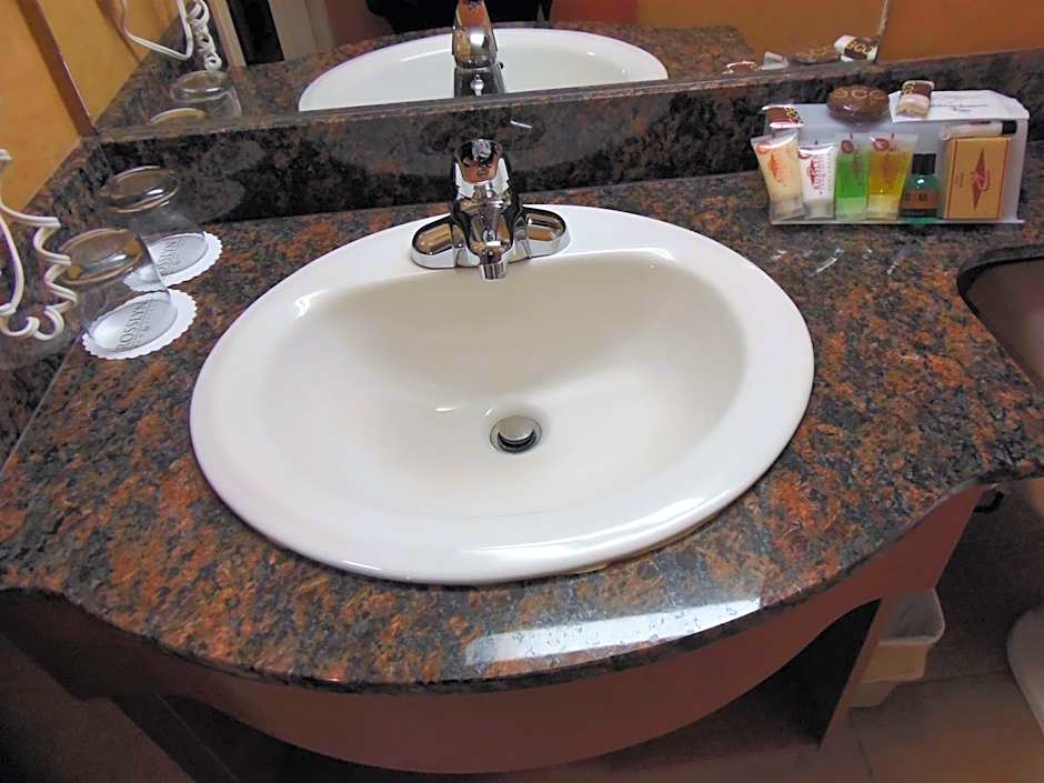 Rosslyn Inn & Suites