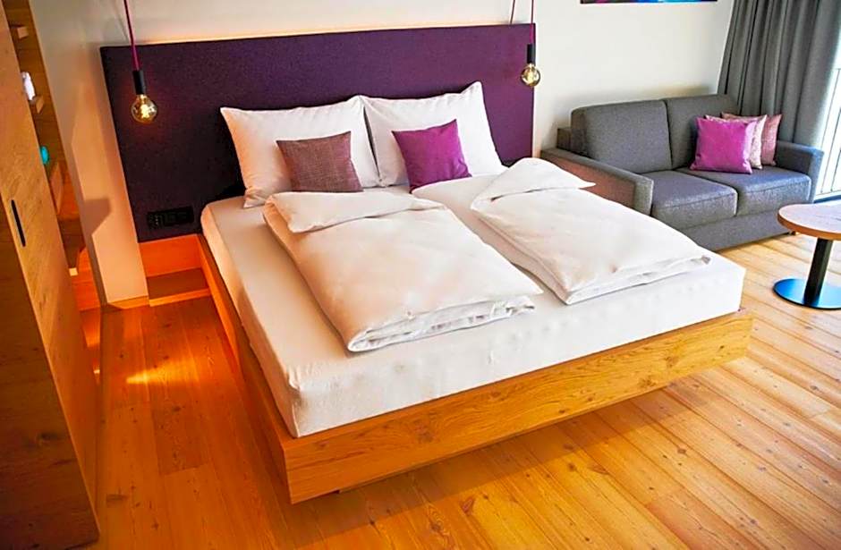 Wellness und Brunch Hotel MorgenZeit beheizter Naturpool mit Sandstrand Genuss Frühstück bis 13 Uhr Hochkönig Sommercard