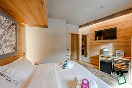 Double or Twin Room with Mountain View