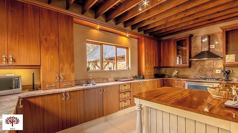 Zebula Golf and Wildlife Estate - Porcupine Strolling Pax 8 - Moi Signature Luxury villa