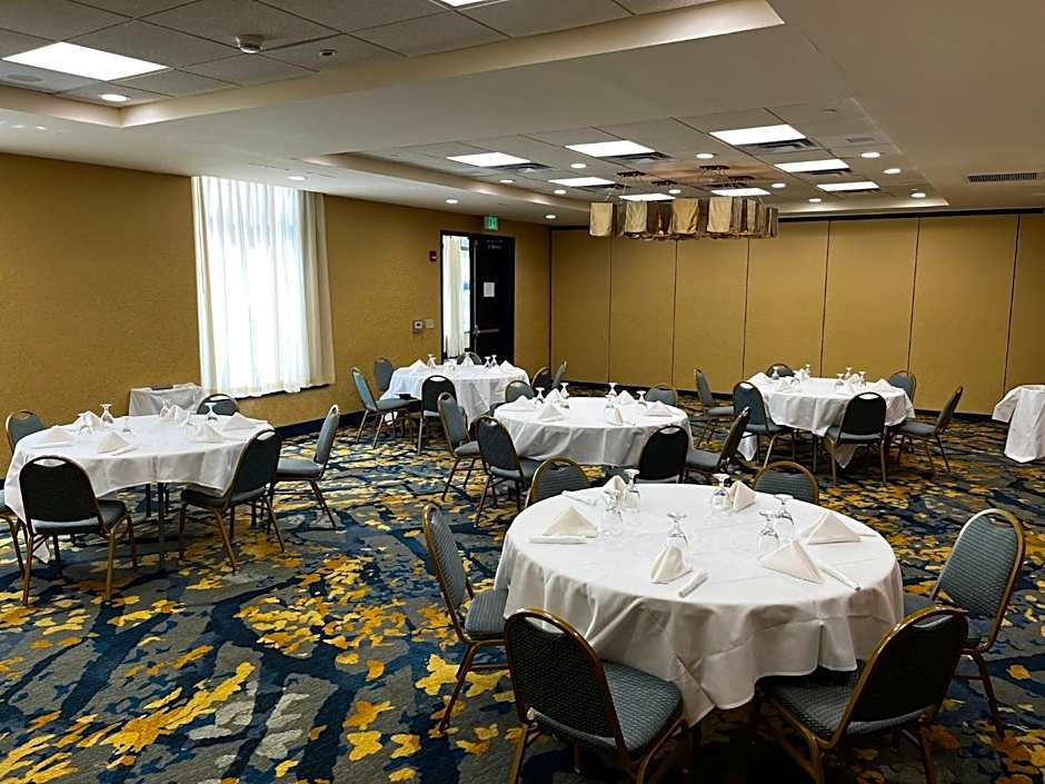 Holiday Inn Hotel & Suites Gateway By IHG