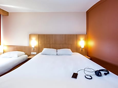 Standard Room with one double bed and one single bed