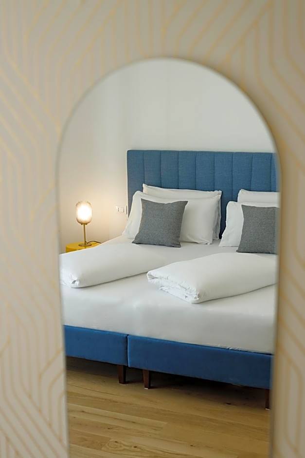 ELECTRIC Rooms & Suites