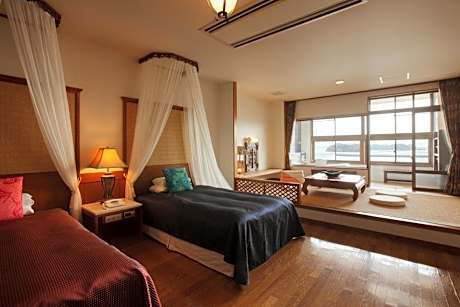 Twin Room with Private Bathroom and Sea View