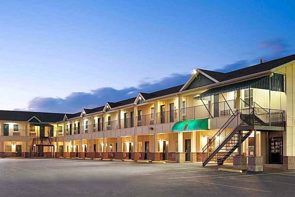Super 8 by Wyndham Mifflinville Near Bloomsburg
