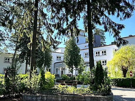 Oficerski Yacht Club