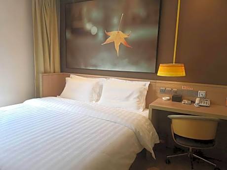 WH - Holiday Theme Room