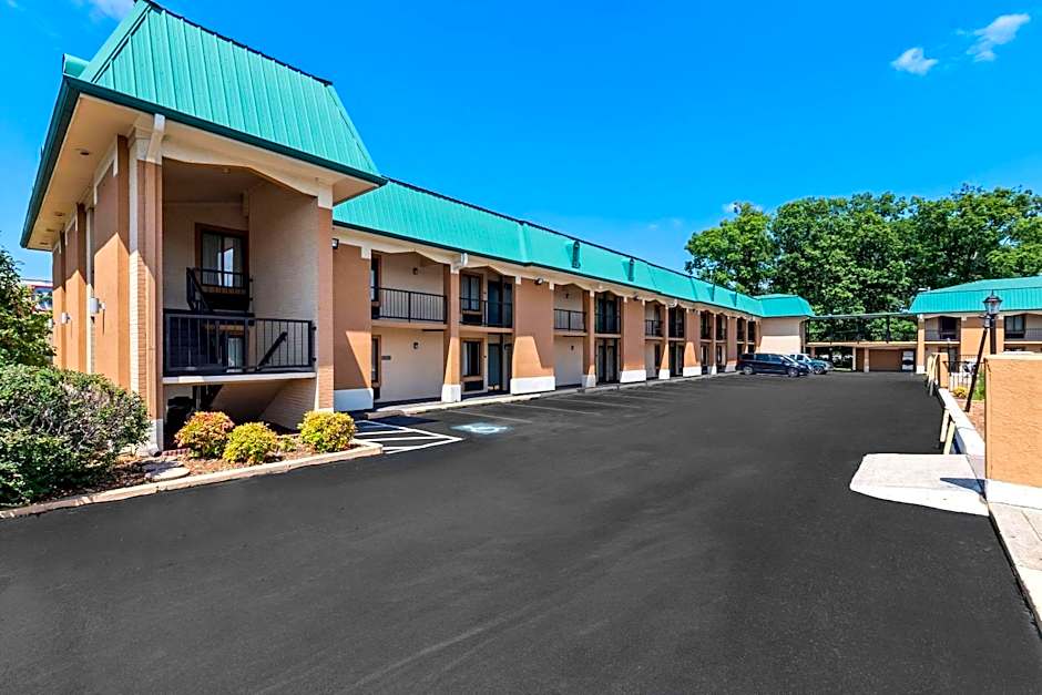 Photo 1 of 44 of Quality Inn Tullahoma