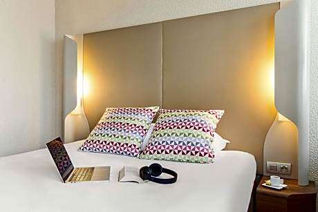 Standard Double Room with One Single Bed - Up to Ten Years