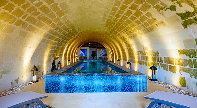 Le Chateau de Candes, sa Tour et ses Suites.