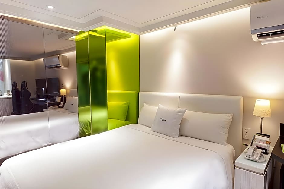 I Hotel