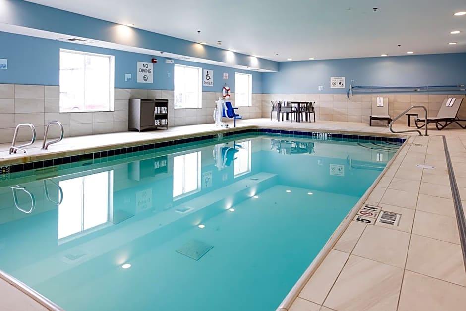 Holiday Inn Express and Suites Wichita Airport By IHG