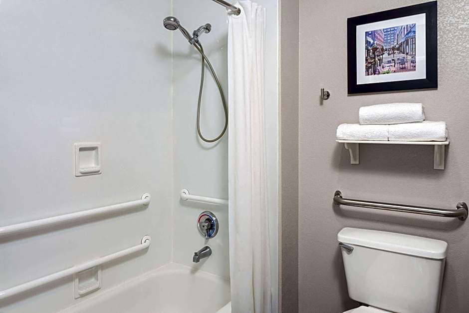 La Quinta Inn & Suites by Wyndham Cleveland Independence