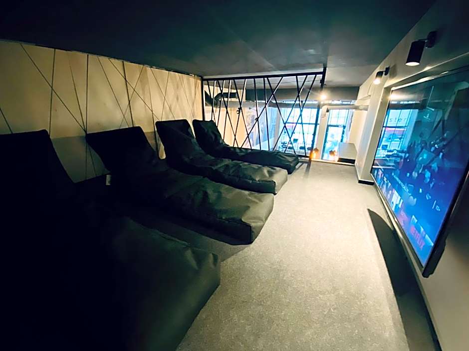 Thruster - Rooms, Kitchen, Chill-Out Zone-Netflix, Lobby-Netflix