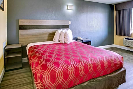 1 King Bed, Nonsmoking