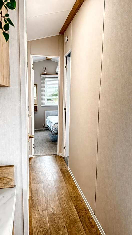 Tide & Anchor - Newperran 102