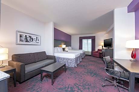 Standard Queen Room with Two Queen Beds and Tub - Mobility/Communications Accessible