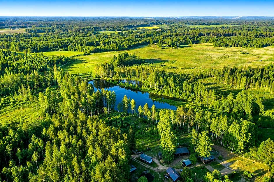 Lake Deer Park Retreat with Hot Tub & Sauna