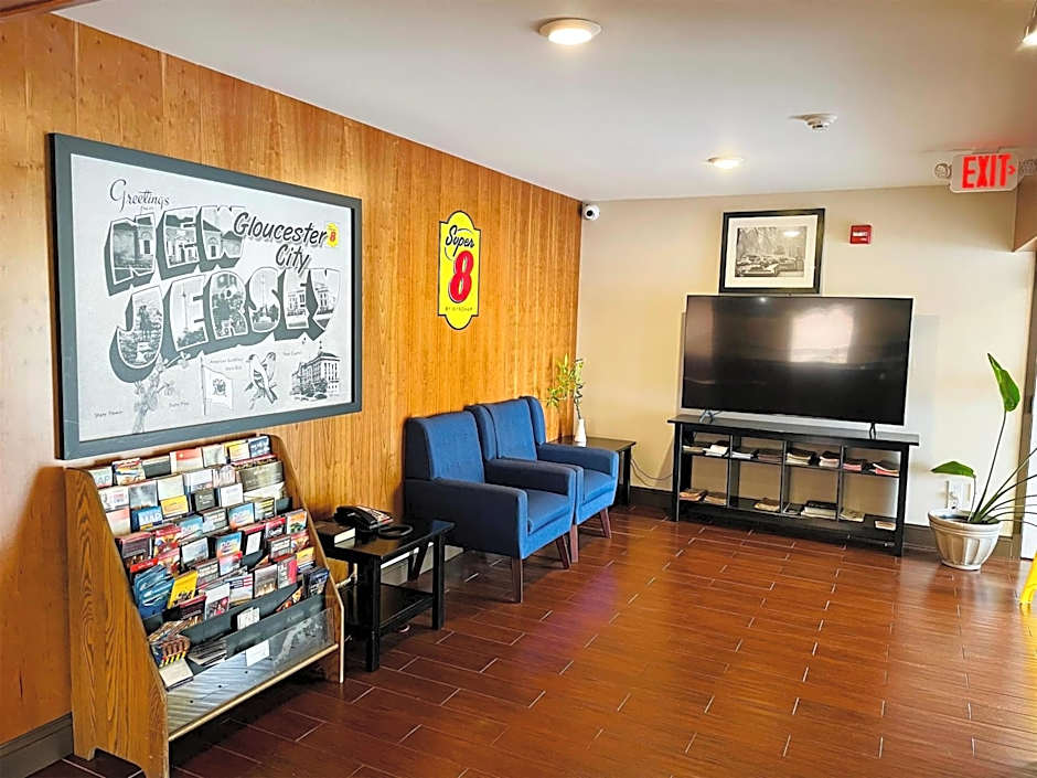 Super 8 by Wyndham Gloucester