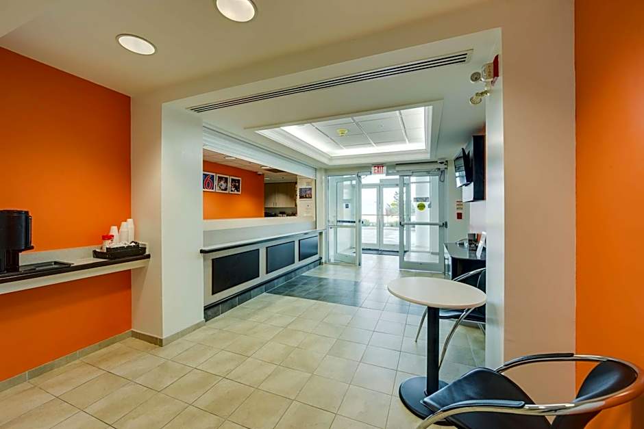 Motel 6-Brampton, ON - Toronto