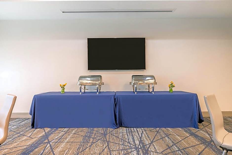 Holiday Inn Express & Suites Kansas City Airport By IHG