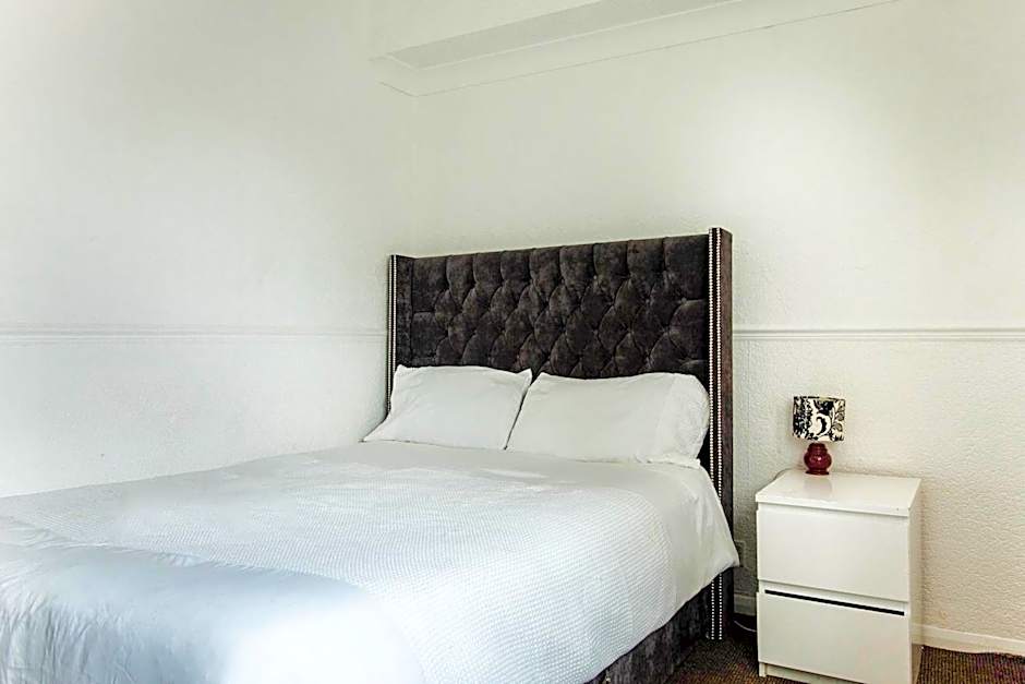 OYO The Longlands Hotel