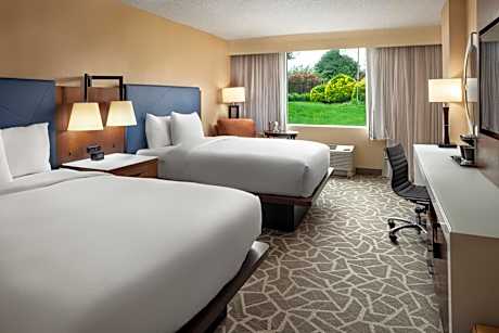 Queen Room with Two Queen Beds and Bath Tub - Mobility Accessible/Non-Smoking