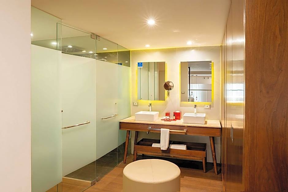 The Fives Downtown Hotel & Residences, Curio Collection by Hilton