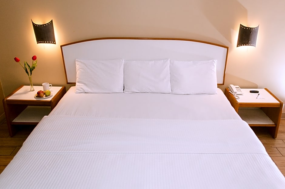 Photo 1 of 3 of 1 King Bed