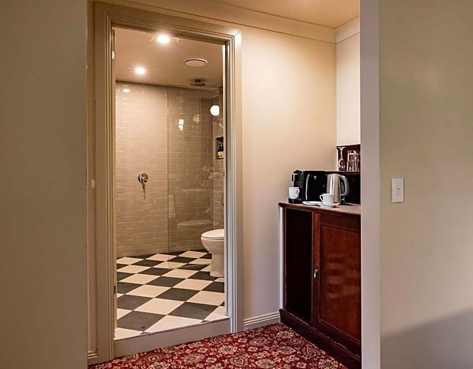 Hadley's Orient Hotel