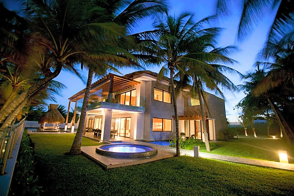 Azul Villa Esmeralda, by Karisma