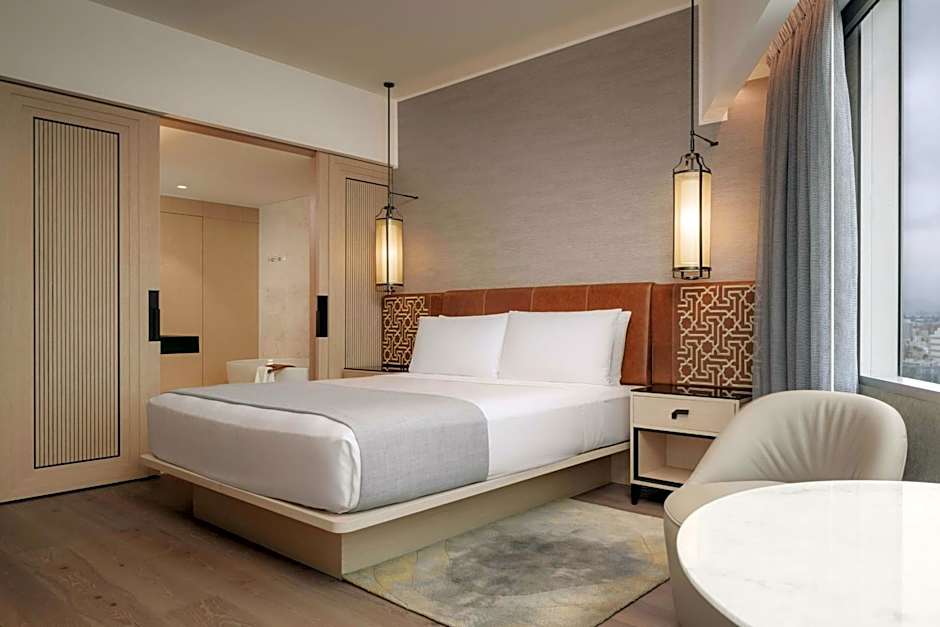 Photo 1 of 4 of Executive 1 King Bed