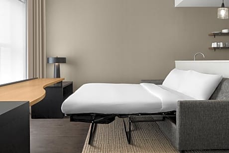 One-Bedroom Corner Suite with Adapted Tub - Mobility Accessible