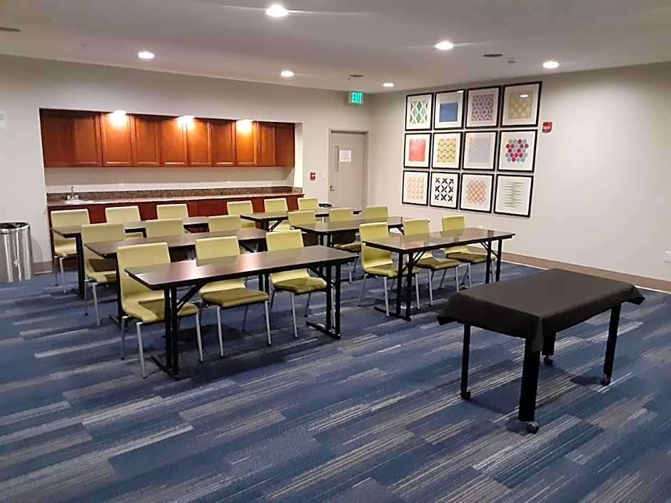 Holiday Inn Express & Suites Lincoln Airport By IHG