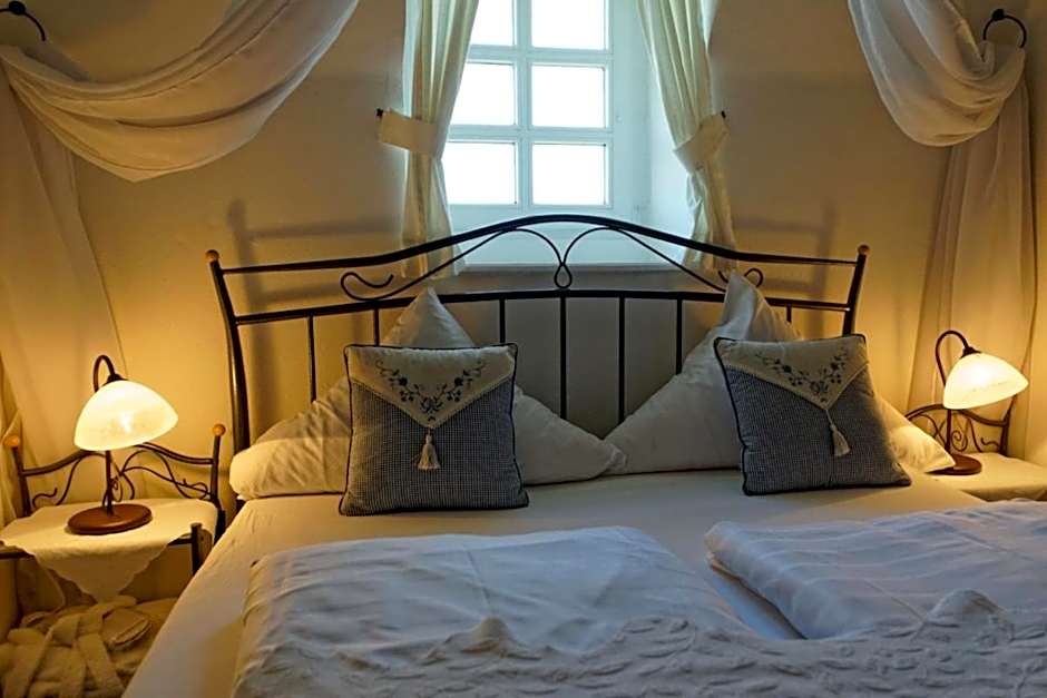 Burghaus & Villa Kronenburg