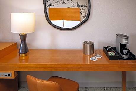 1 KING BED HEARING ACCESSIBLE