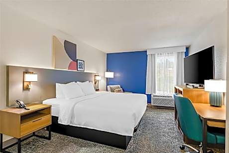 1 King Mobility/Hearing Accessible Ri Shower