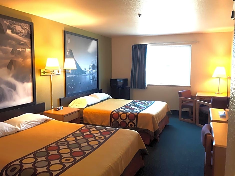 Super 8 by Wyndham Hamilton