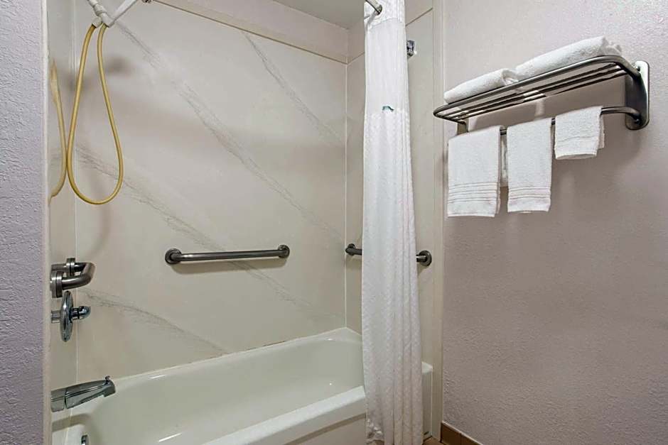 Days Inn & Suites by Wyndham Navarre - near Beaches/Hurlburt