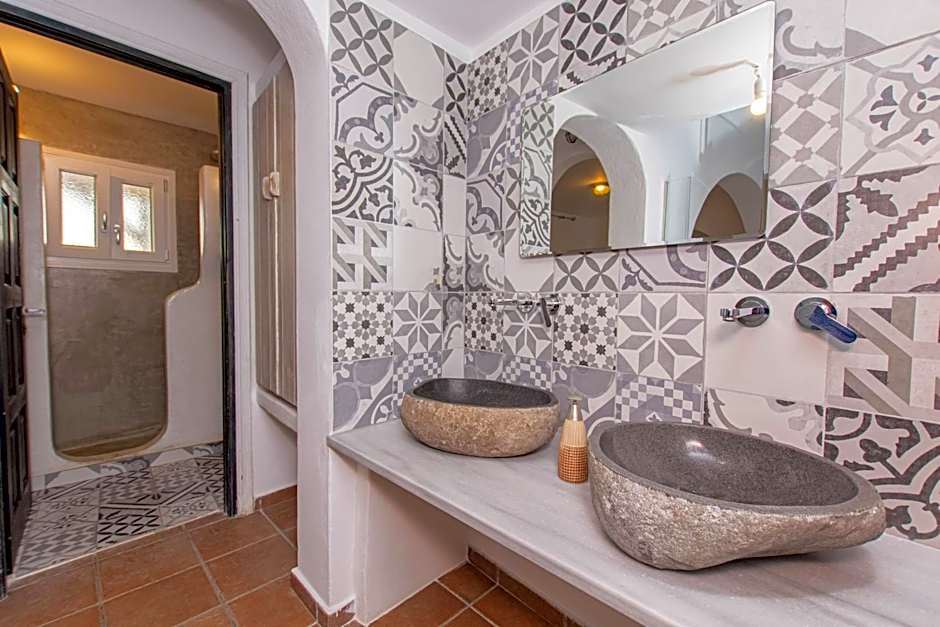 Peristeronas Village