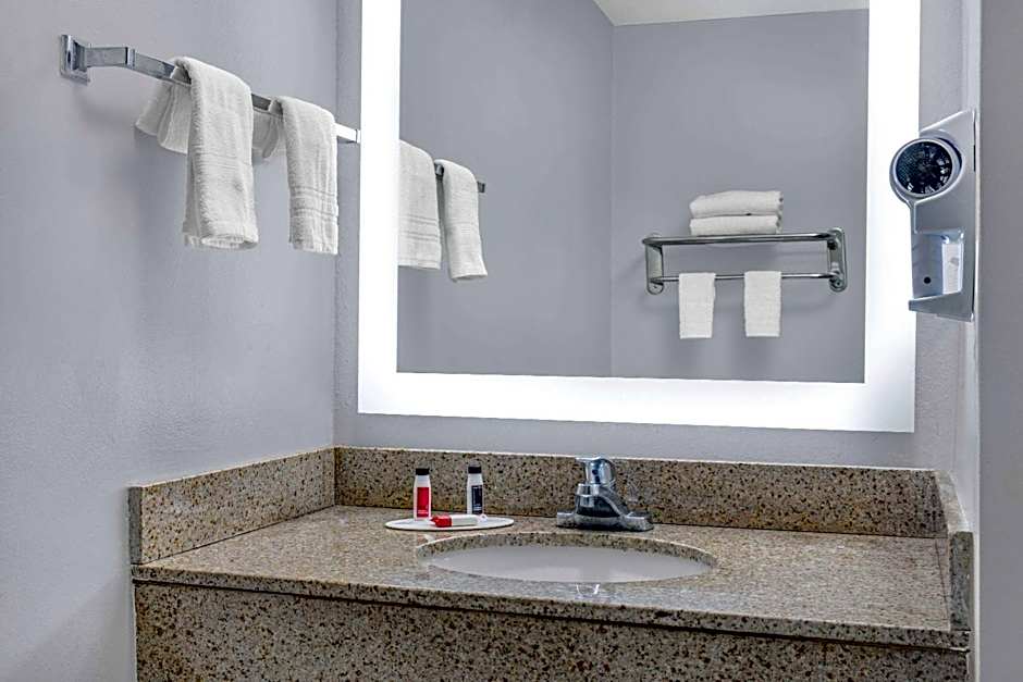 Days Inn & Suites by Wyndham Savannah Midtown