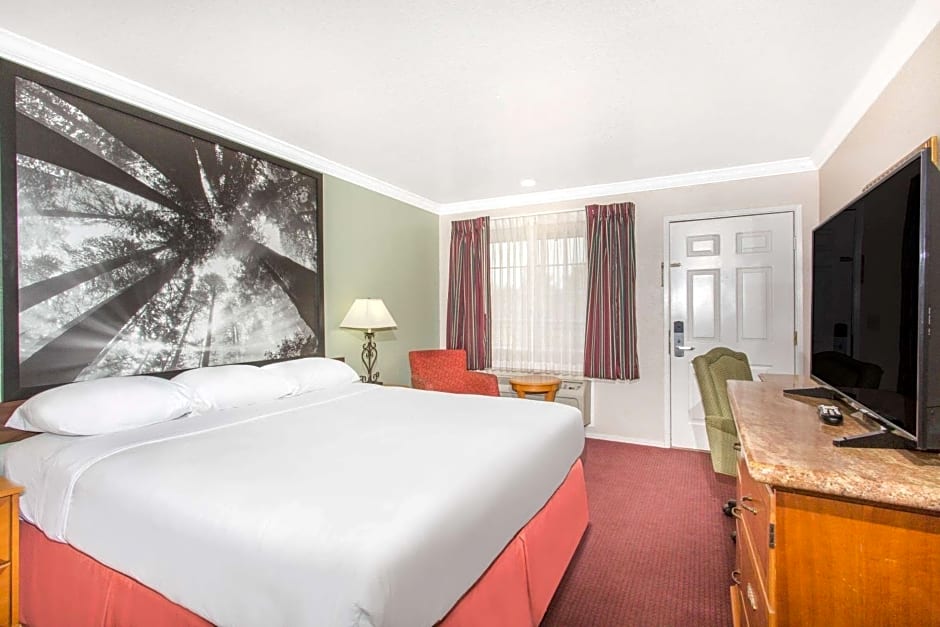 Upper Lake Inn & Suites