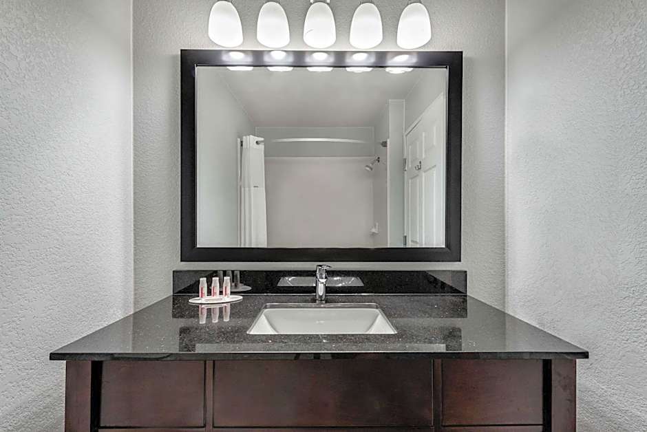 Days Inn & Suites by Wyndham Dallas