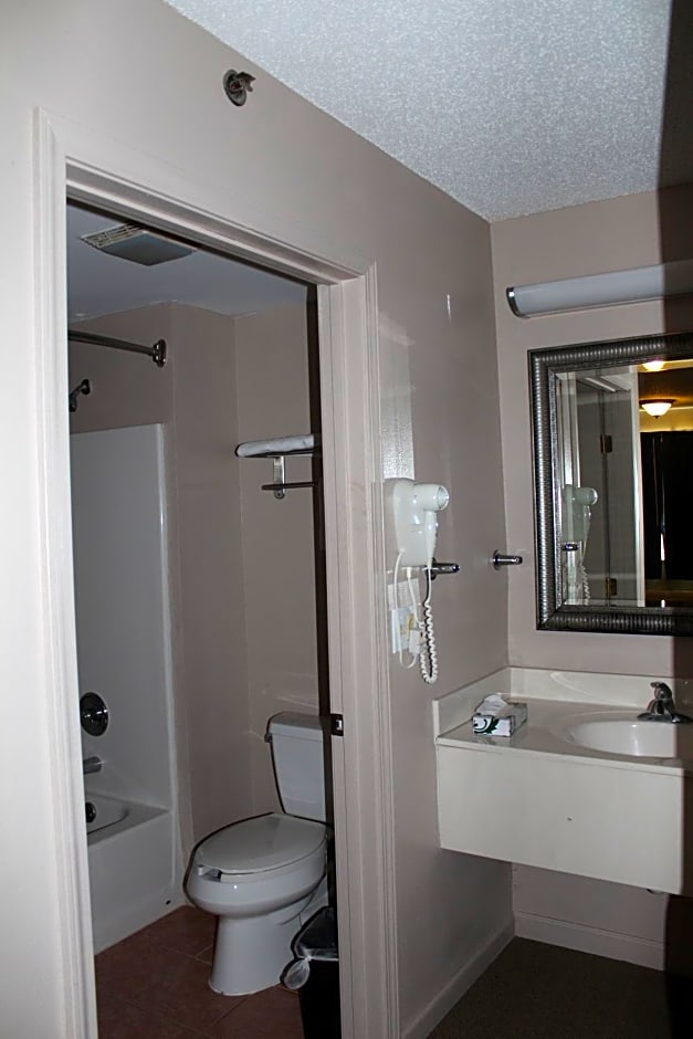 Carom Inn a Travelodge by Wyndham Denham Springs-Baton Rouge