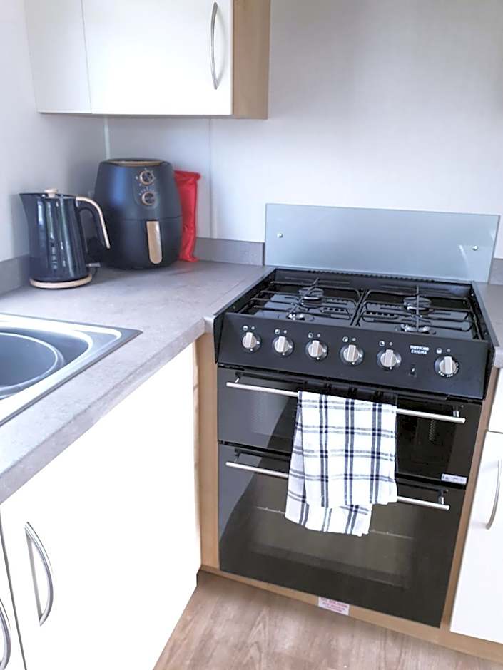 16 anglers acre luxury hot tub break tattershall lakes