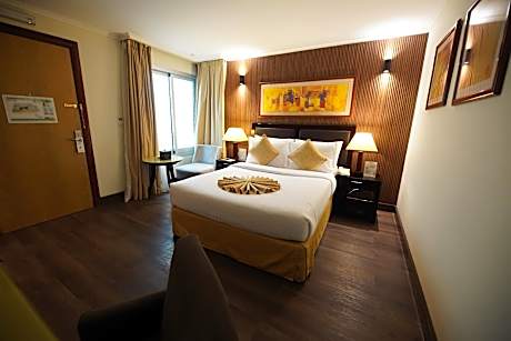 Standard Queen Non-Smoking