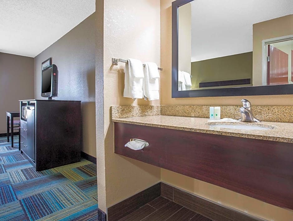 Quality Inn & Suites Arnold – St Louis – Arnold, MO