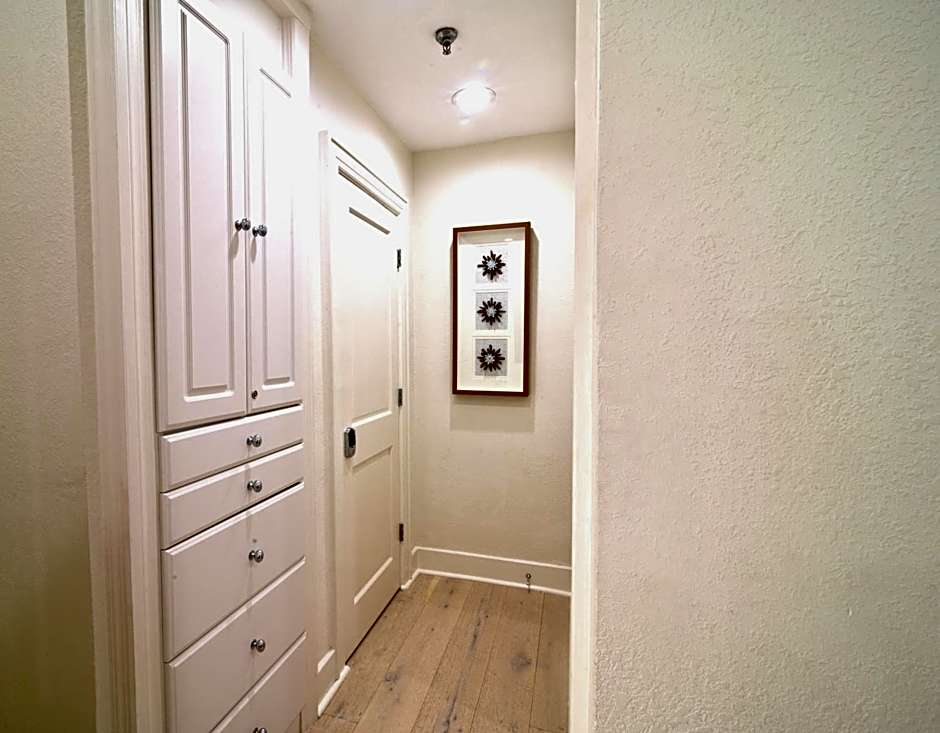 Tropical Beach Condo - Pool, Shops, 86" TV, WiFi