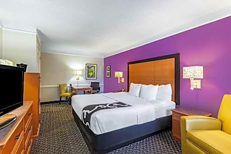 1 King Bed Non-Smoking